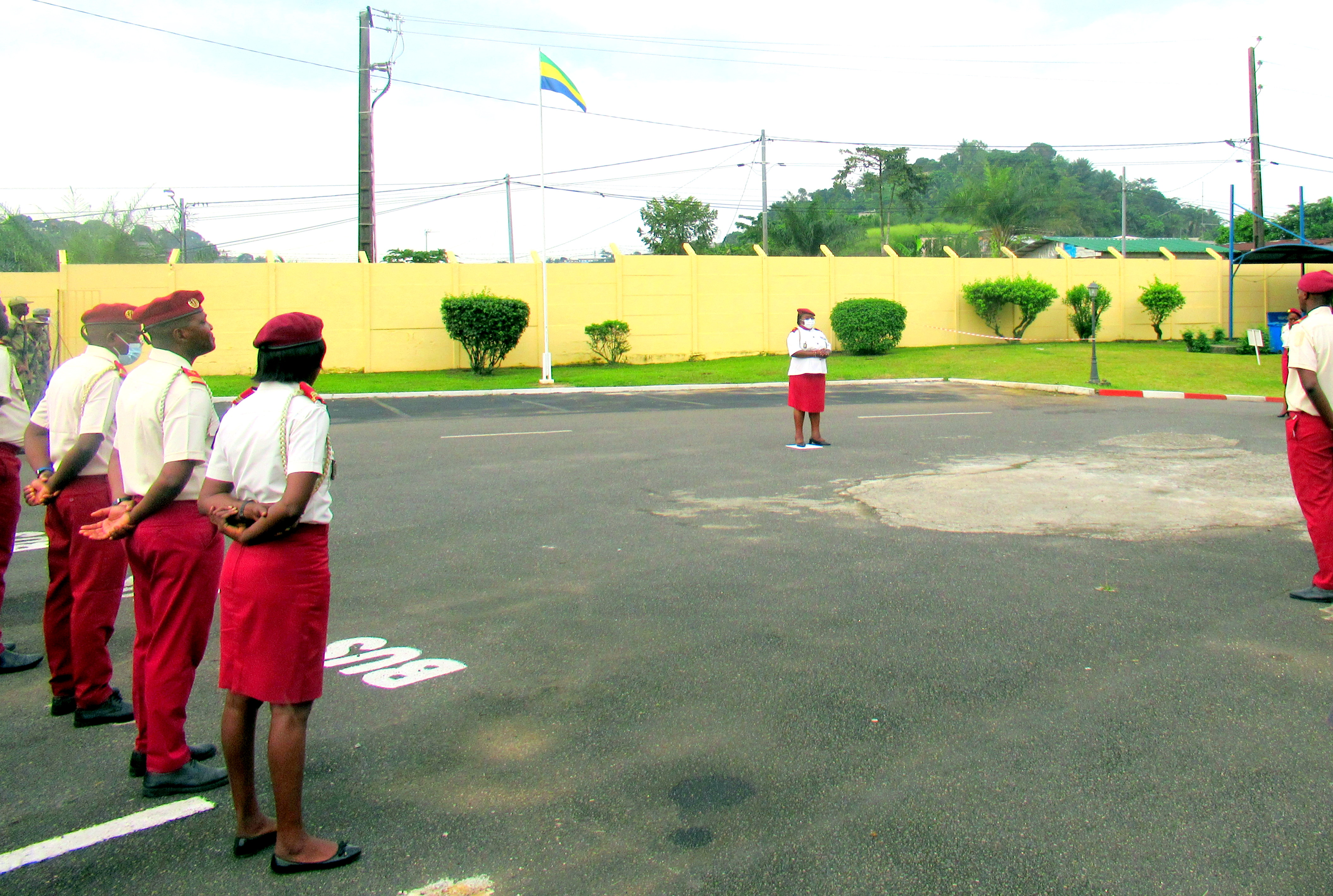 LEVÉE DU DRAPEAU : La levée des couleurs et le chant de l'Hymne Nationale se déroulent tous les lundis au sein de L'Hôpital d'Instruction des Armées Omar Bongo Ondimba (HIAOBO)